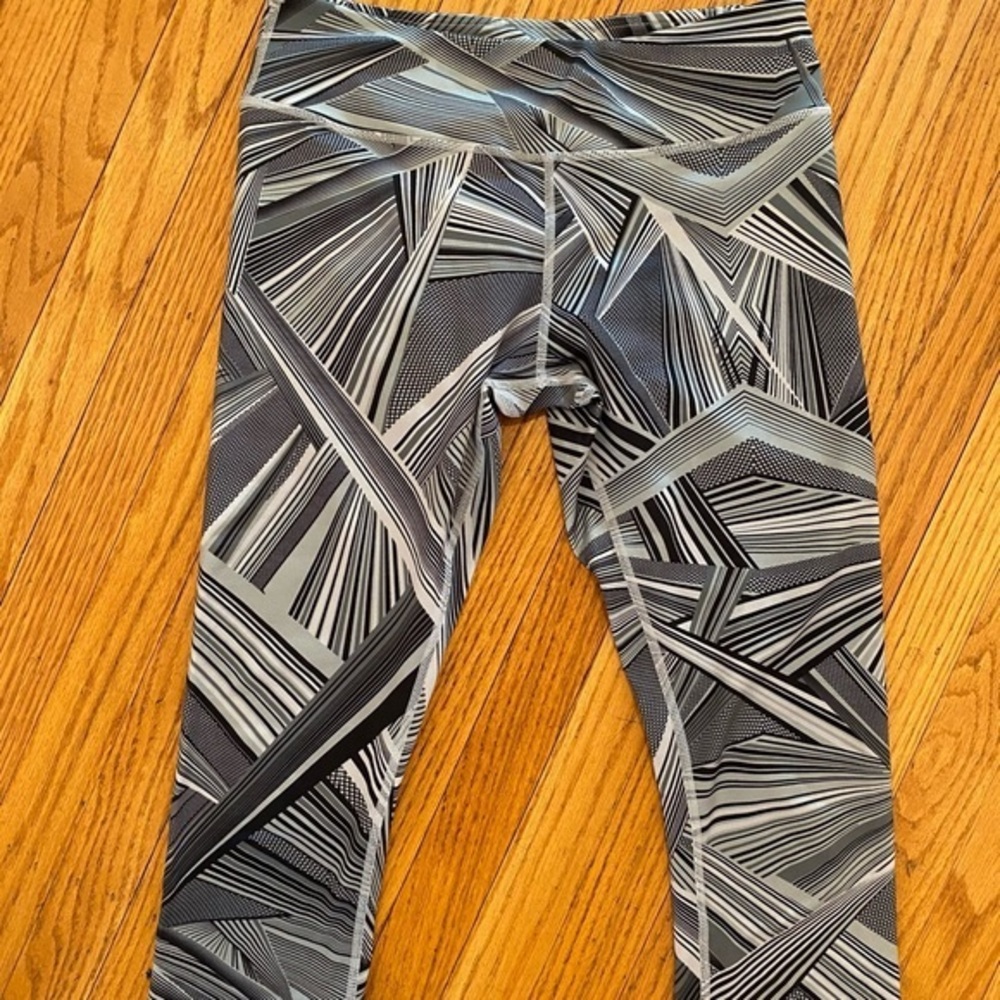ZUMBA FITNESS black &white print Capri Size Small